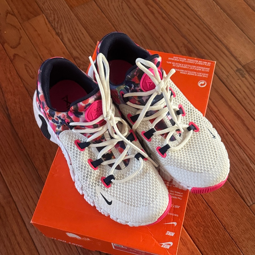 Nike White and Pink Floral Sneakers Metcon 4